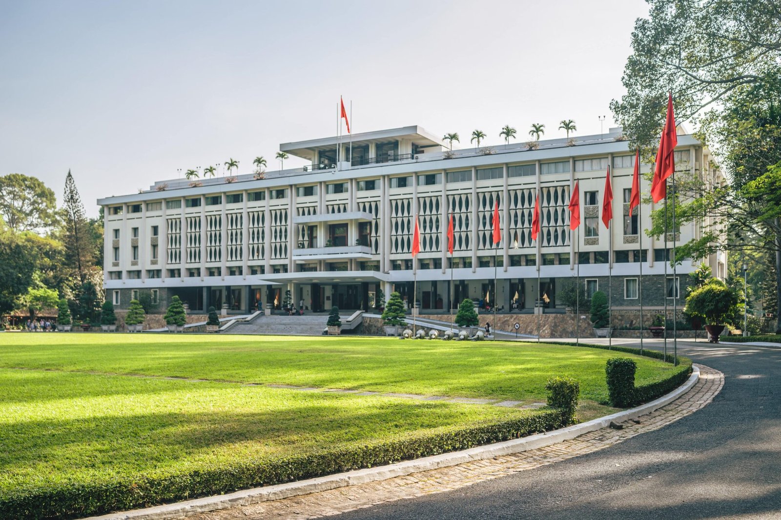 architecture-independence-palace-ho-chi-minh-city-min[1]